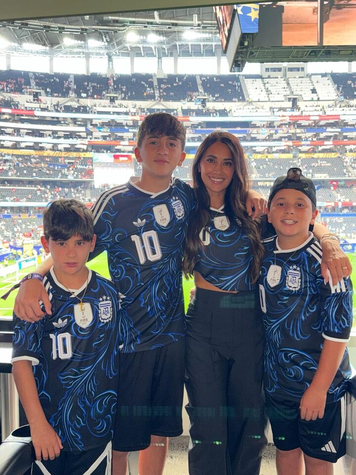 Gia đình đến sân cổ vũ Lionel Messi. (Ảnh: @antonelaroccuzzo/Instagram)