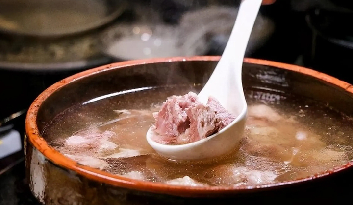 Một mẹo ít người biết là cho xương vào ngăn đá từ vài giờ đến qua đêm trước khi nấu. (Ảnh minh họa)