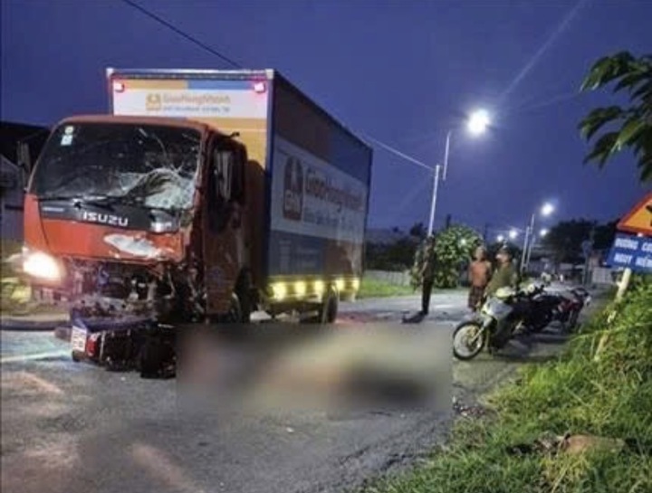 Hiện trường vụ tai nạn giao thông trên đường tỉnh 822, xã Hậu Nghĩa, tỉnh Tây Ninh làm 3 người tử vong. (Ảnh: TTXVN phát)