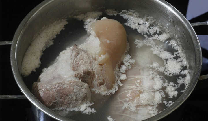 Có thể chần sơ thịt khoảng 2 phút trong nước sôi rồi rửa sạch trước khi luộc (Ảnh minh họa)