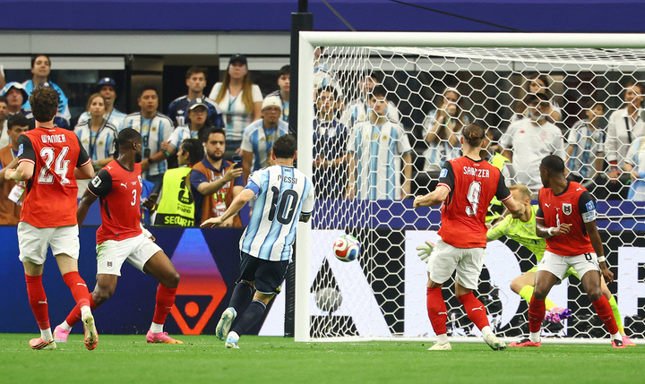 Khoảnh khắc Messi ghi bàn thắng lịch sử ở World Cup. (Ảnh: Reuters)