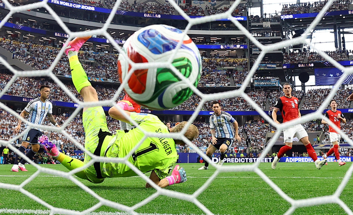 Thủ môn của đội tuyển Áo không thể ngăn cản Messi thiết lập cột mốc lịch sử. (Ảnh: Reuters)