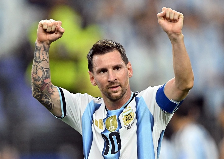 Messi đưa Argentina vào vòng 1/16. (Ảnh: Reuters)