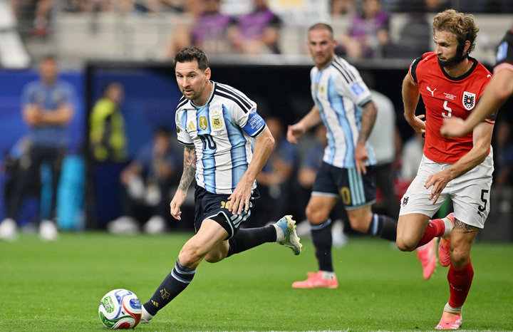 Messi gây nhiều khó khăn cho đội tuyển Áo.
