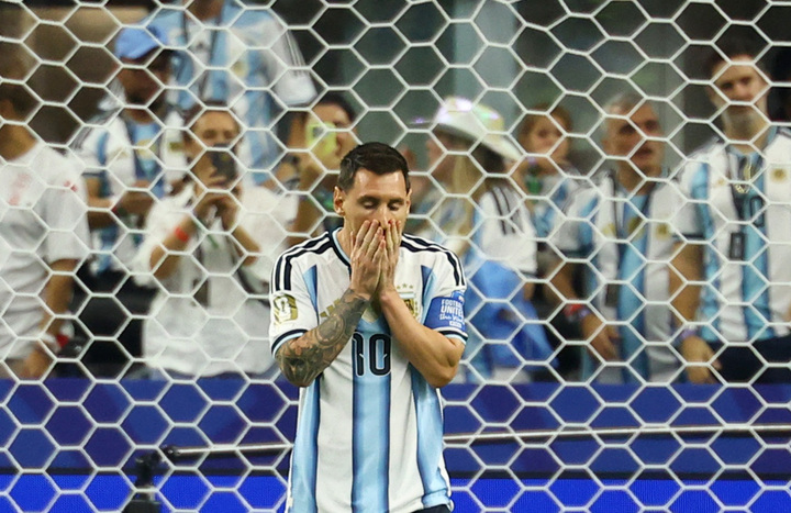 Messi lần thứ ba đá hỏng phạt đền ở World Cup. Đây cũng là một kỷ lục của giải đấu. (Ảnh: Reuters)