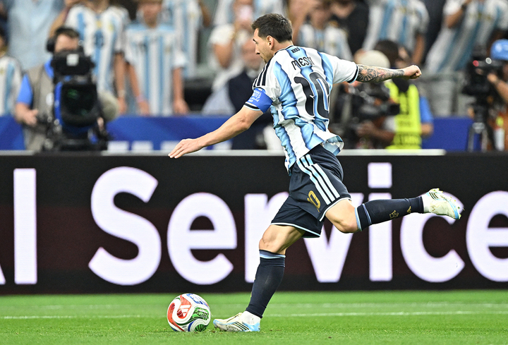 Lionel Messi có cơ hội ghi bàn sớm trong trận Argentina gặp Áo. Anh chỉ cần thêm 1 bàn để phá kỷ lục ghi bàn nhiều nhất mọi thời đại tại World Cup. (Ảnh: Reuters)