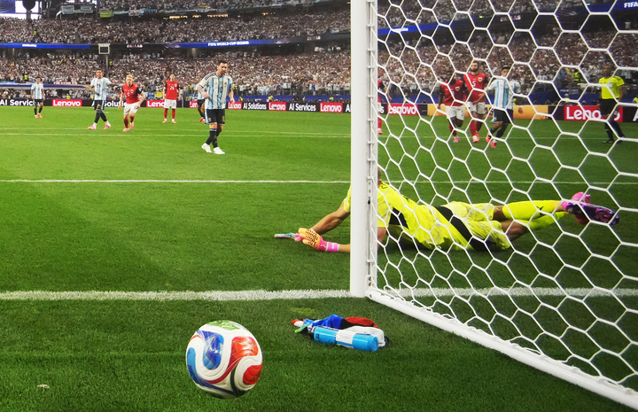 Cú sút của Messi cũng đưa bóng đi ra ngoài. (Ảnh: Reuters)