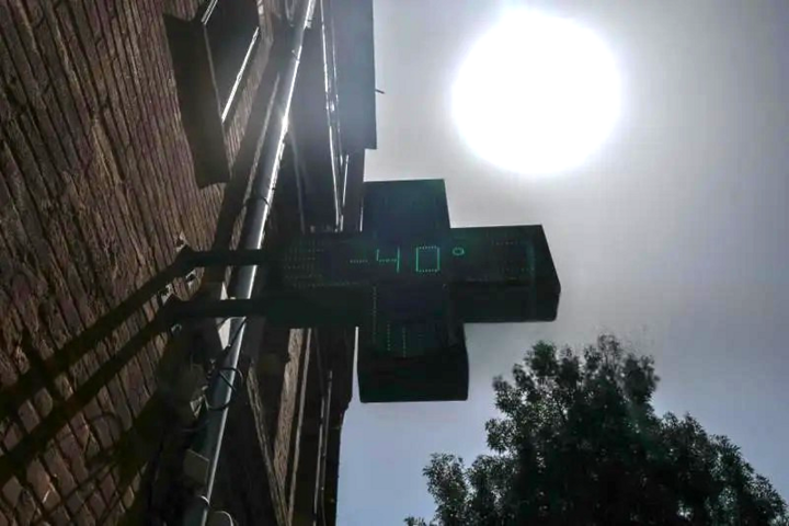 Một nhiệt kế điện tử ngoài trời ghi nhận mức nhiệt 40°C ở Toulouse, miền nam nước Pháp, ngày 22/6. (Ảnh: Reuters)