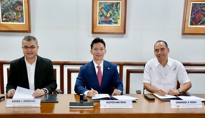 Từ trái qua: ông Ronnie L.Aperocho, Phó Chủ tịch Điều hành kiêm Giám đốc Vận hành (COO) của Meralco, ông Nguyễn Anh Khoa, Tổng Giám đốc VinEnergo và ông Emmanuel V. Rubio, Chủ tịch kiêm Tổng Giám đốc điều hành MGEN tại lễ ký kết.