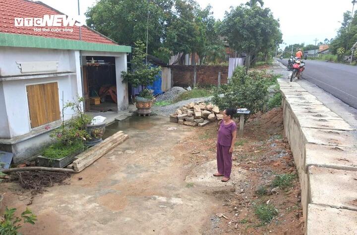 Nền nhà của bà Năm giờ thấp hơn mặt đường khoảng 1,4m.