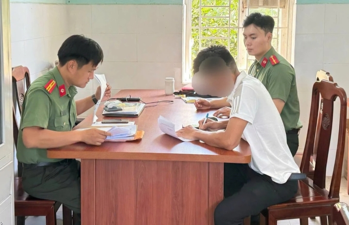 Công an xã Bình Điền làm việc với ông P.C.H về hành vi đăng tải thông tin sai sự thật trên mạng xã hội Facebook. (Ảnh: Công an xã Bình Điền)