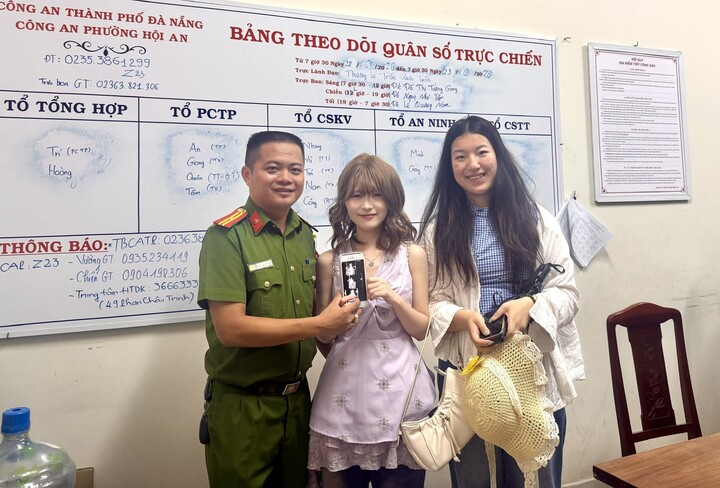Nữ du khách nhận lại tài sản thất lạc. (Ảnh: C.A)
