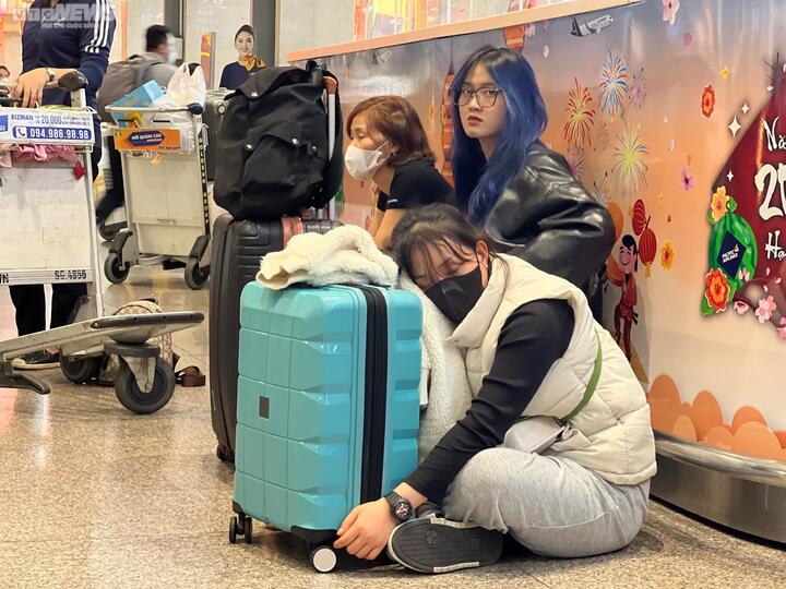 Chuyến bay trễ khiến khách hàng mất thời gian, cơ hội và tổn hại sức khỏe. (Ảnh: Thanh Tiến)