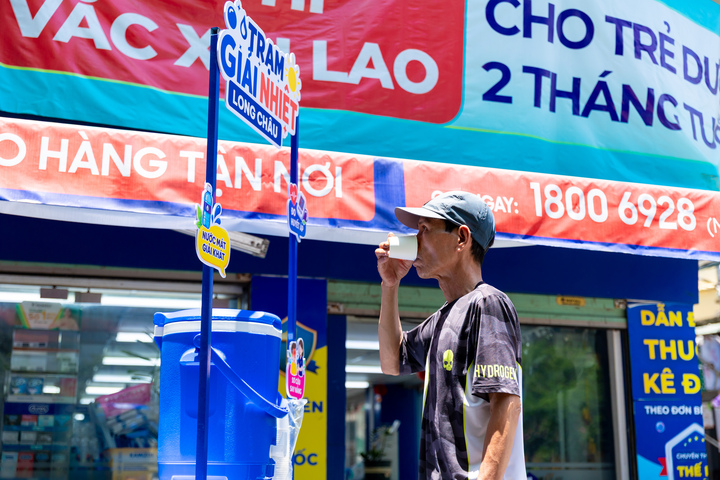 Theo chuyên gia y tế, người lao động ngoài trời dễ đối mặt với các mối nguy sức khỏe do nắng nóng.