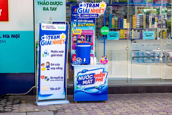 Trạm giải nhiệt được đặt trước các nhà thuốc Long Châu, thuận tiện cho người dân sử dụng.