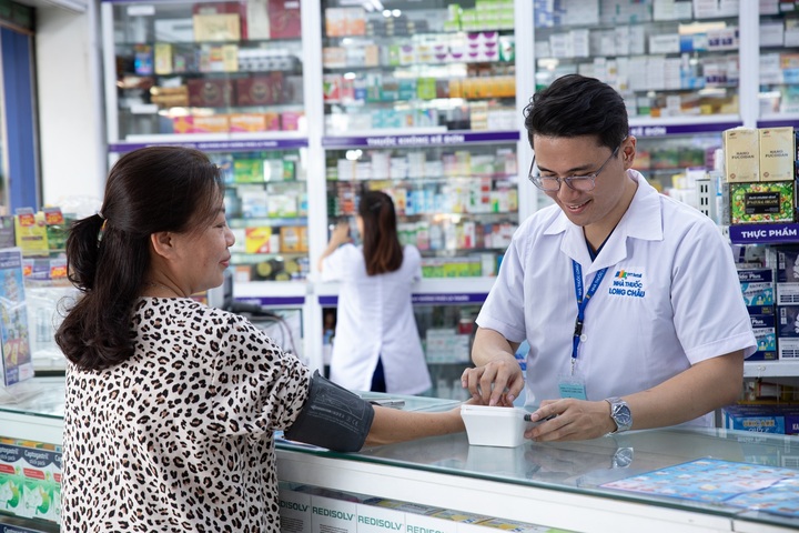 Hệ thống nhà thuốc triển khai đo huyết áp, tư vấn và tầm soát nguy cơ đột quỵ miễn phí cho mọi người.