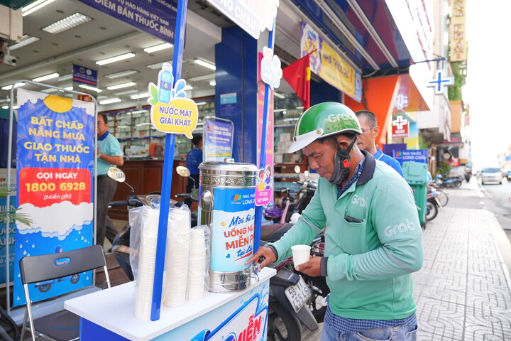 Ai cũng có thể đến các nhà thuốc để giải nhiệt và kiểm tra sức khoẻ.