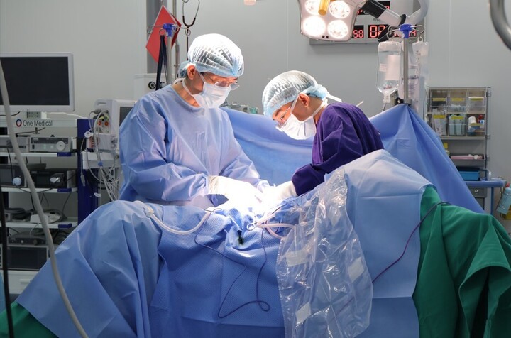 Sau hơn nửa năm chuẩn bị với sự theo dõi sát sao của các bác sĩ Vinmec, bệnh nhân chính thức bước vào ca phẫu thuật quyết định.