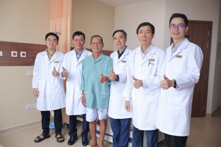 Chỉ sau 24 giờ phẫu thuật, bệnh nhân đã có thể ngồi dậy, tập vận động và đi lại.