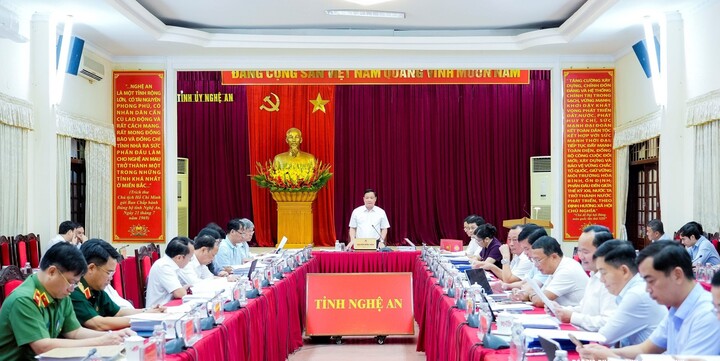 Bí thư Tỉnh ủy Nghệ An Nguyễn Khắc Thận chủ trì phiên họp của Ban Thường vụ Tỉnh ủy ngày 18/6