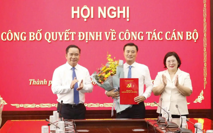 Chủ tịch UBND TP.HCM Nguyễn Văn Được và Phó Bí thư Thành ủy Văn Thị Bạch Tuyết trao quyết định cho tân Bí thư Đảng ủy phường Sài Gòn Bùi Xuân Cường. (Ảnh: Phường Sài Gòn)