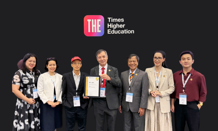 Đoàn đại biểu Đại học FPT tại buổi công bố xếp hạng. (Ảnh: Đại học FPT)