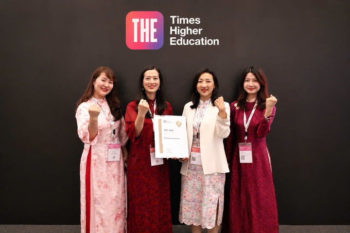 Đại diện Đại học Phenikaa nhận chứng nhận THE Impact Rankings 2026. (Ảnh: Đại học Phenikaa)