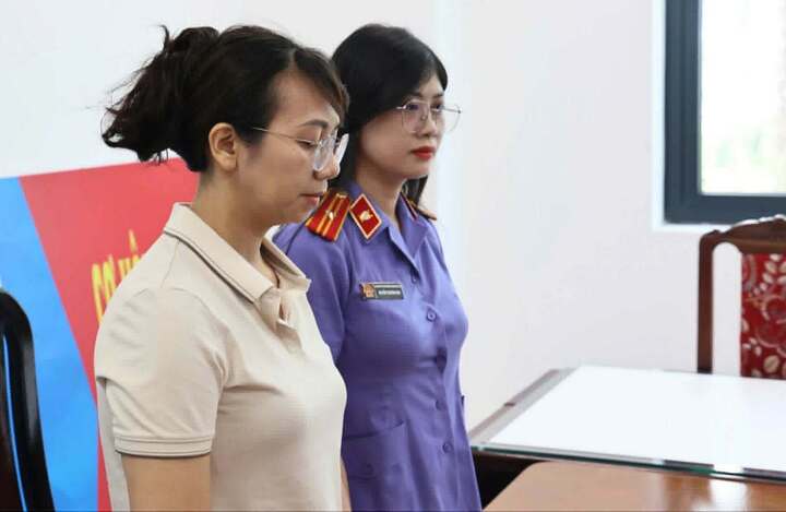 Bị can Lê Thị Hồng Nhung (áo trắng) Bị can Lê Thị Hồng Nhung (áo trắng)