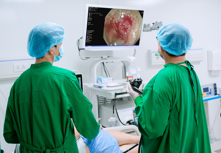 Qua nội soi phát hiện người bệnh có khối u sùi đại tràng, đồng thời ung thư đã di căn