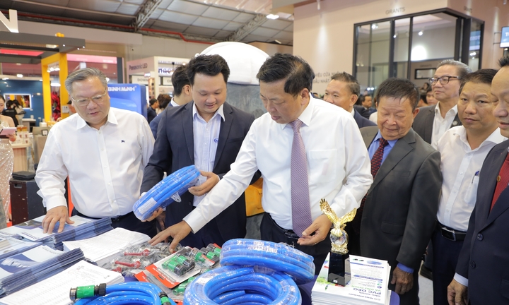 Nhiều doanh nghiệp lớn trong ngành xây dựng, giao thông, trang trí nội thất tham gia Triển lãm Vietbuild. (Ảnh: B.L)