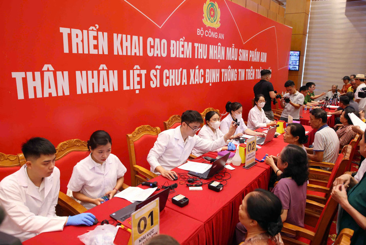 Hoạt động thu nhận mẫu sinh phẩm ADN đối với thân nhân liệt sĩ trên địa bàn thành phố Hà Nội tại lễ phát động. (Ảnh: C06)