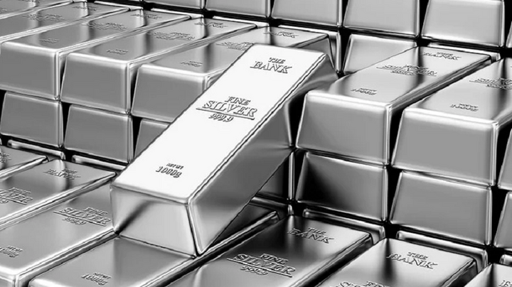 Gi&aacute; bạc lao dốc, người mua ở đỉnh lỗ 65 triệu đồng/kg- Ảnh 1.