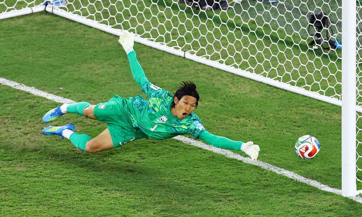 Seung-gyu không cản được cú sút của Maseko. (Ảnh: Reuters)