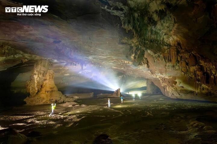 Hang nằm ngay trên cung đường giữa Hang Voi và Hồ Ma Đa, thuộc thung lũng Ma Đa nằm trong phân khu bảo vệ nghiêm ngặt của Vườn Quốc gia Phong Nha - Kẻ Bàng. (Ảnh: Jungle Boss)