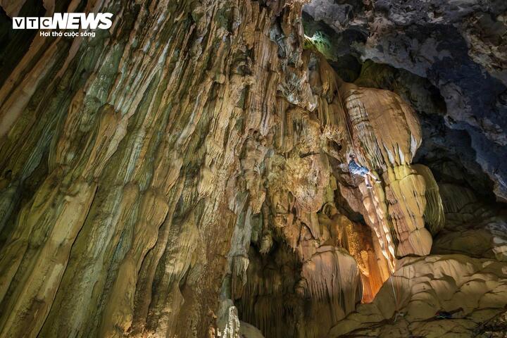 Toàn bộ 3.000m chiều dài hang Thắng được bao phủ bởi hệ thống thạch nhũ quy mô lớn, có nhiều cột thạch nhũ cao tới 50m sừng sững giữa lòng hang. Những rèm đá buông dài từ trần xuống vách. (Ảnh: Jungle Boss)