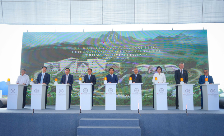 Các đại biểu thực hiện nghi thức khởi công hệ thống Nhà máy cà phê hàng đầu thế giới Trung Nguyên Legend trong khuôn khổ Hội nghị Công bố Quy hoạch và Xúc tiến Đầu tư tỉnh Đắk Lắk năm 2026.