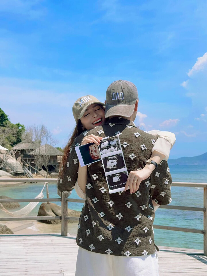 MC Huyền Trang và cầu thủ Đức Huy thông báo tin vui.