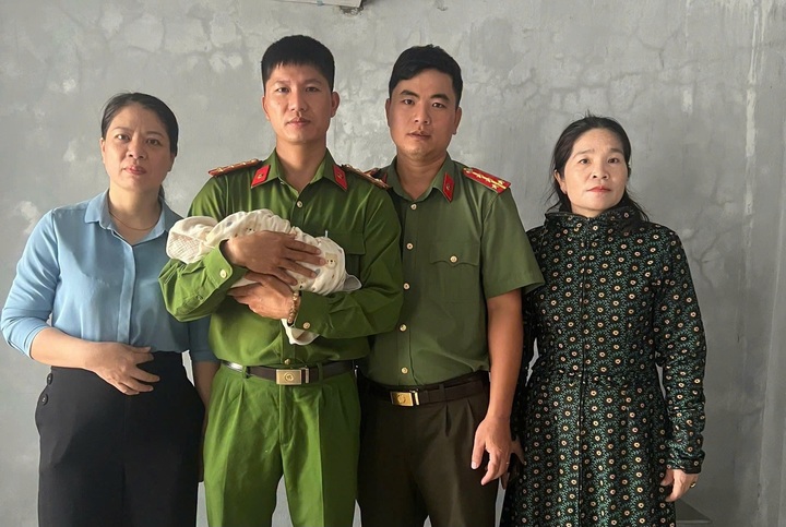 Cơ quan công an và chính quyền địa phương đang hỗ trợ chăm sóc cháu bé.