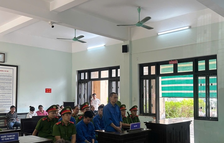 Nguyễn Khoa Thảo và cùng các bị cáo tại tòa. (Ảnh: Ngọc Minh)