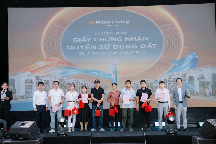 Đại diện chủ đầu tư trao sổ hồng cho những cư dân đầu tiên của dự án.