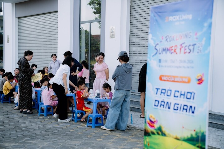 Các trạm game vận động ngoài trời và khu workshop thu hút đông đảo các em nhỏ tham gia xuyên suốt cả ngày.