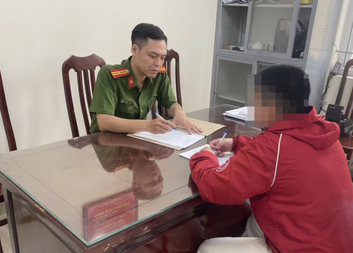 Nam shipper tại cơ quan công an. (Ảnh: Linh Nhi)