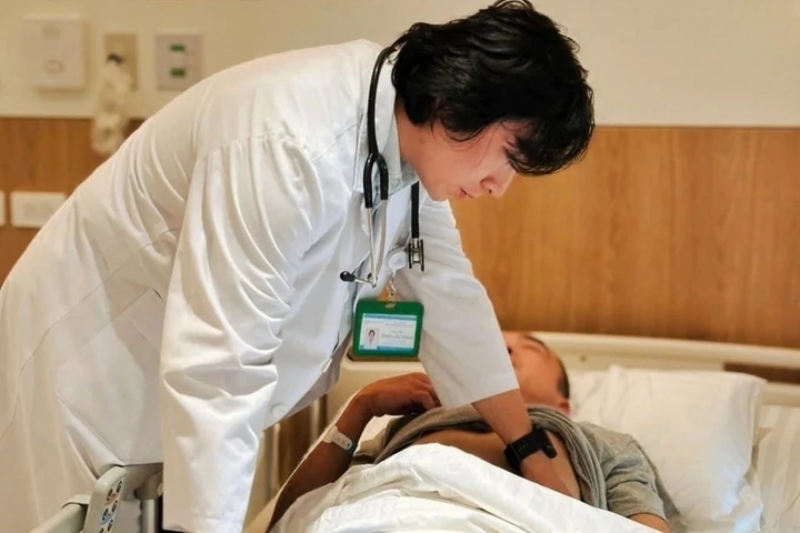 Ths.BS Đoàn Dư Mạnh, Thành viên Hội Mạch máu Việt Nam khám cho người bệnh. (Ảnh: BSCC)