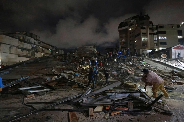 Nhân viên cứu hộ tìm kiếm trong đống đổ nát sau trận động đất ở Caracas, Venezuela. (Ảnh: AP)