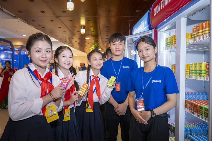 Sữa tươi 100% - sản phẩm vừa đoạt giải Best Flavoured Dairy Drink tại World Dairy Innovation Awards 2026 vừa diễn ra ở Tây Ban Nha sẵn sàng tiếp sức các đại biểu, lực lượng phục vụ và tình nguyện viên tại Đại hội. (Ảnh: Vi Nam)