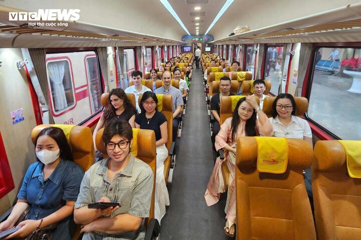 Chuyến tàu đặc biệt chở hơn 1.200 y bác sĩ Bệnh viện Bạch Mai lăn bánh - 7