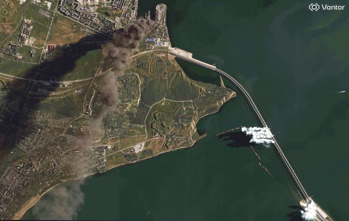 Hình ảnh vệ tinh cho thấy bể chứa dầu đang cháy và khói bốc lên từ cầu Crimea. (Ảnh: Reuters)