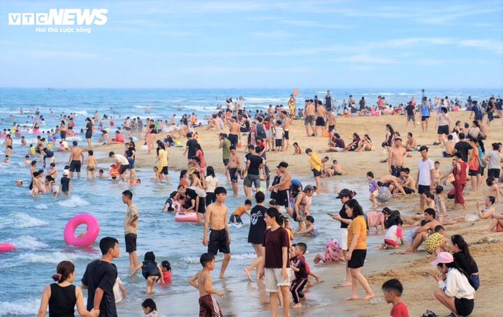 Ông Nguyễn Văn Hiệu - Phó Chủ tịch UBND phường Quảng Phú (TP Đà Nẵng) cho biết, nhằm bảo đảm an toàn cho người dân và du khách tắm tại biển Tam Thanh, địa phương thành lập các tổ, đội túc trực dọc bờ biển để kịp thời ứng cứu nếu có xảy ra sự cố đuối nước.