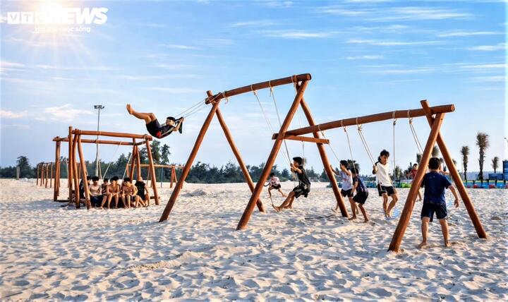 Không chỉ là điểm giải nhiệt lý tưởng, bãi biển còn mang đến không gian thư giãn, giúp người dân xua đi cái oi bức trong những ngày nắng như đổ lửa.