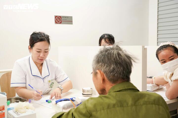 BV Bạch Mai cơ sở 2 hoạt động: Người dân rút ngắn hàng trăm km đi khám bệnh - 11